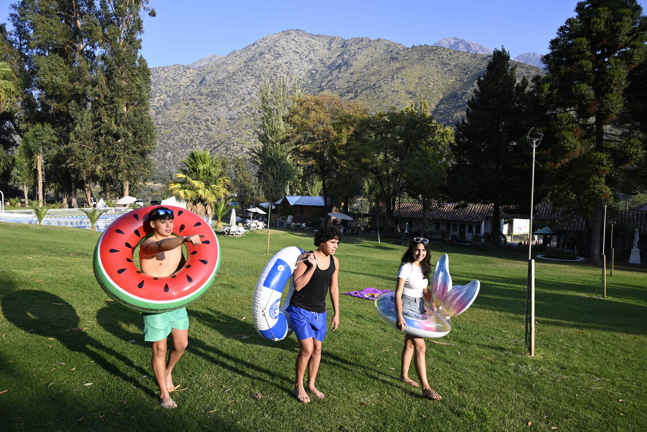 Quincho rodeado de árboles con acceso vehicular en el Parque Los Peumos del Canelo, ideal para pasar un día en familia